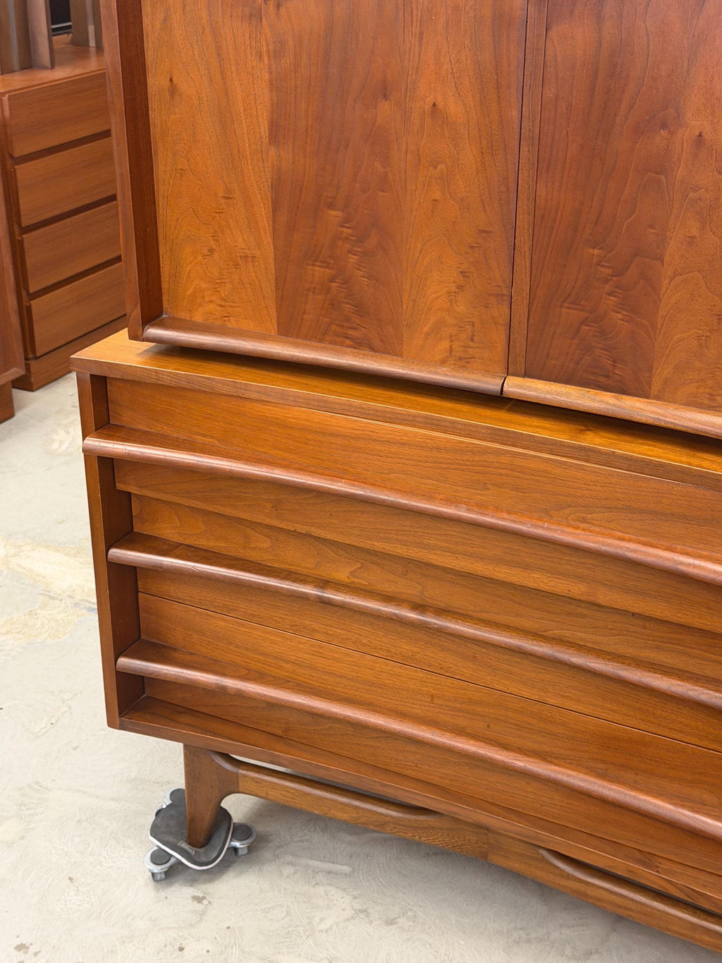 Young Manufacturing Gentleman’s Chest Dresser - Mid Century Modern - Vintage
