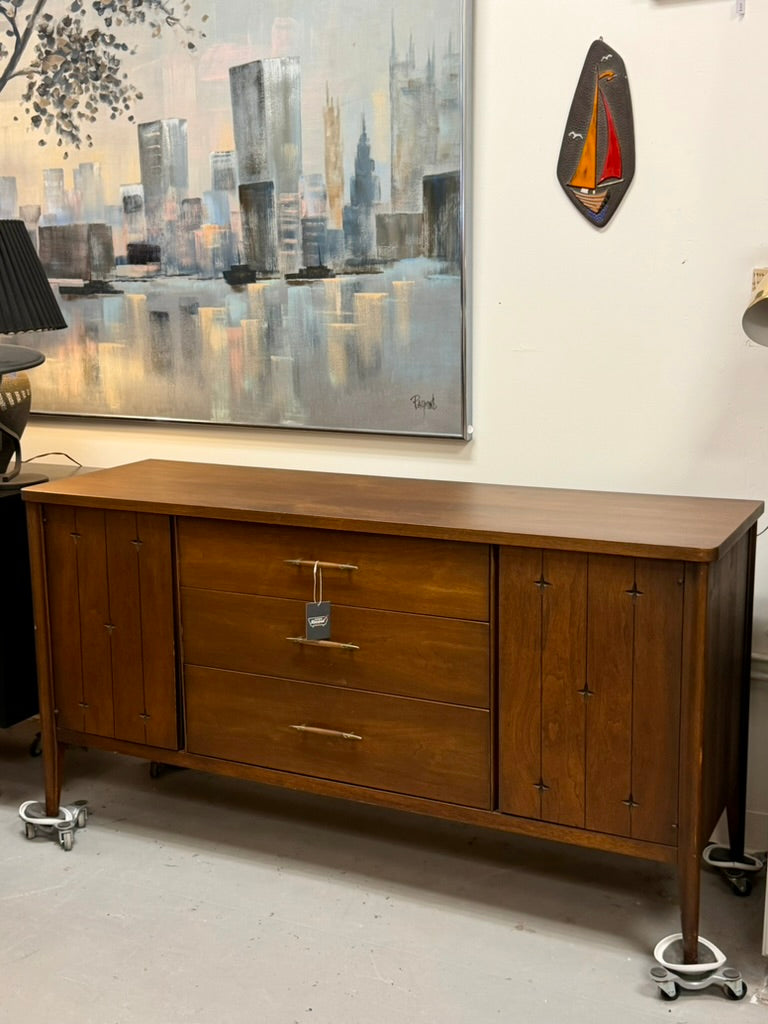 Broyhill Saga Lowboy Dresser Mid Century Modern Vintage