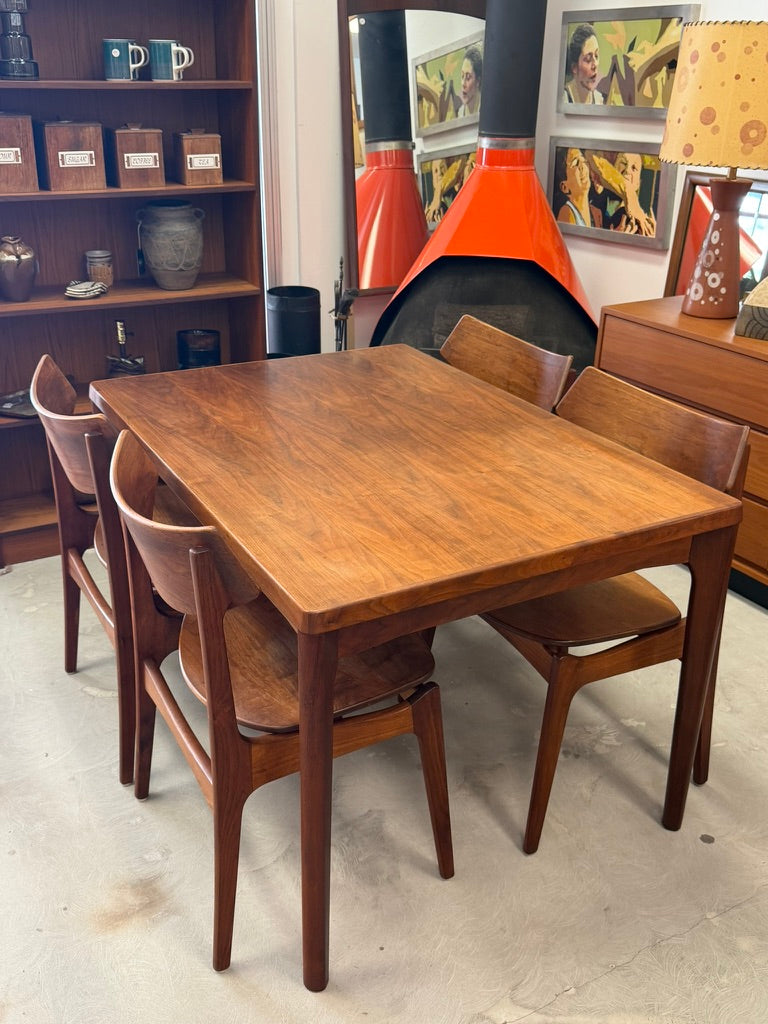 Vintage Mid-Century Modern Vejle Stole Dining Table with 4 Funder-Schmidt & Madsen Dining Chairs