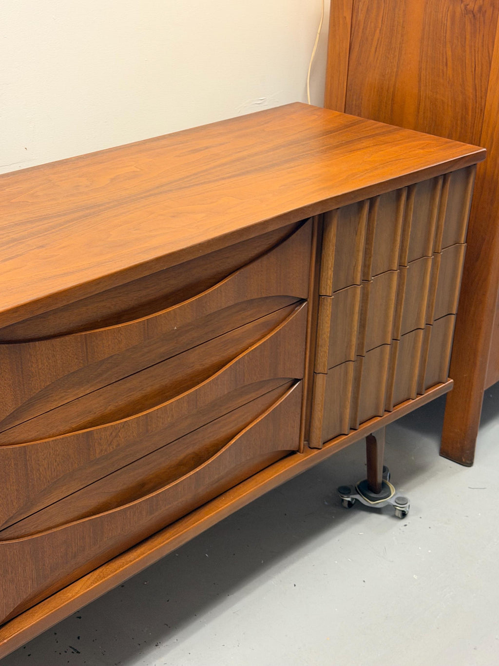Mid Century Modern Vintage United Furniture Lowboy Dresser