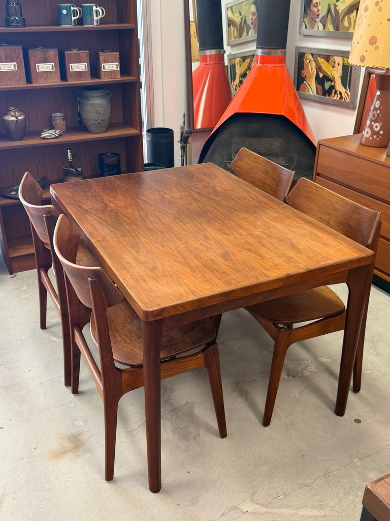 Vintage Mid-Century Modern Vejle Stole Dining Table with 4 Funder-Schmidt & Madsen Dining Chairs