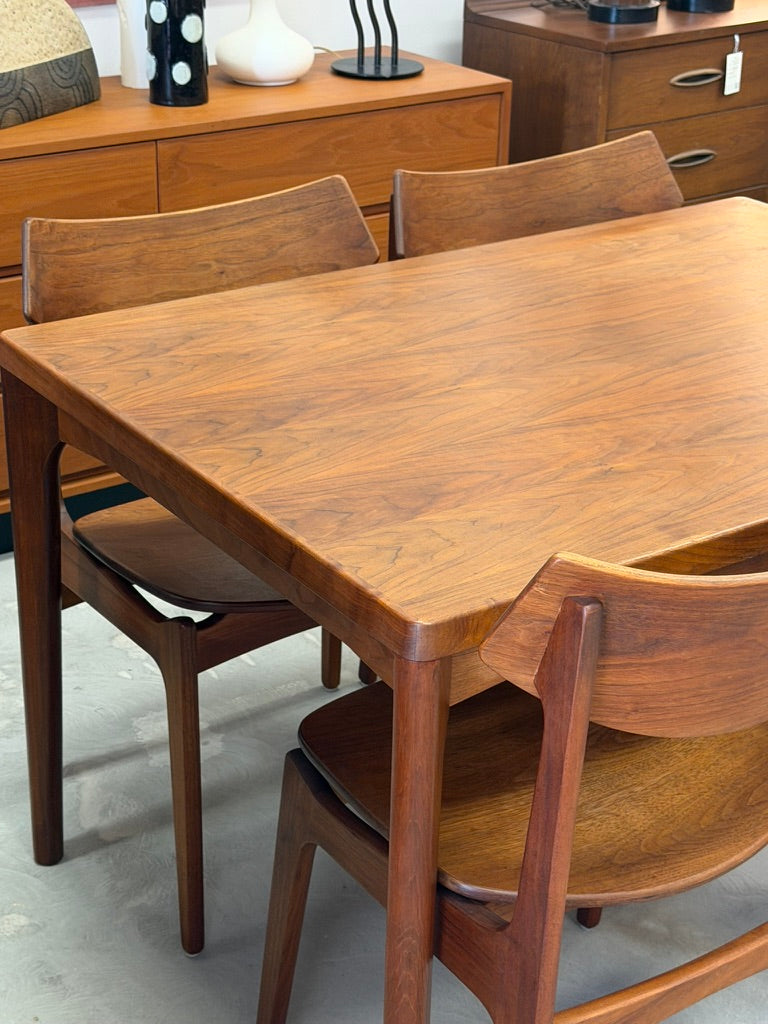 Vintage Mid-Century Modern Vejle Stole Dining Table with 4 Funder-Schmidt & Madsen Dining Chairs