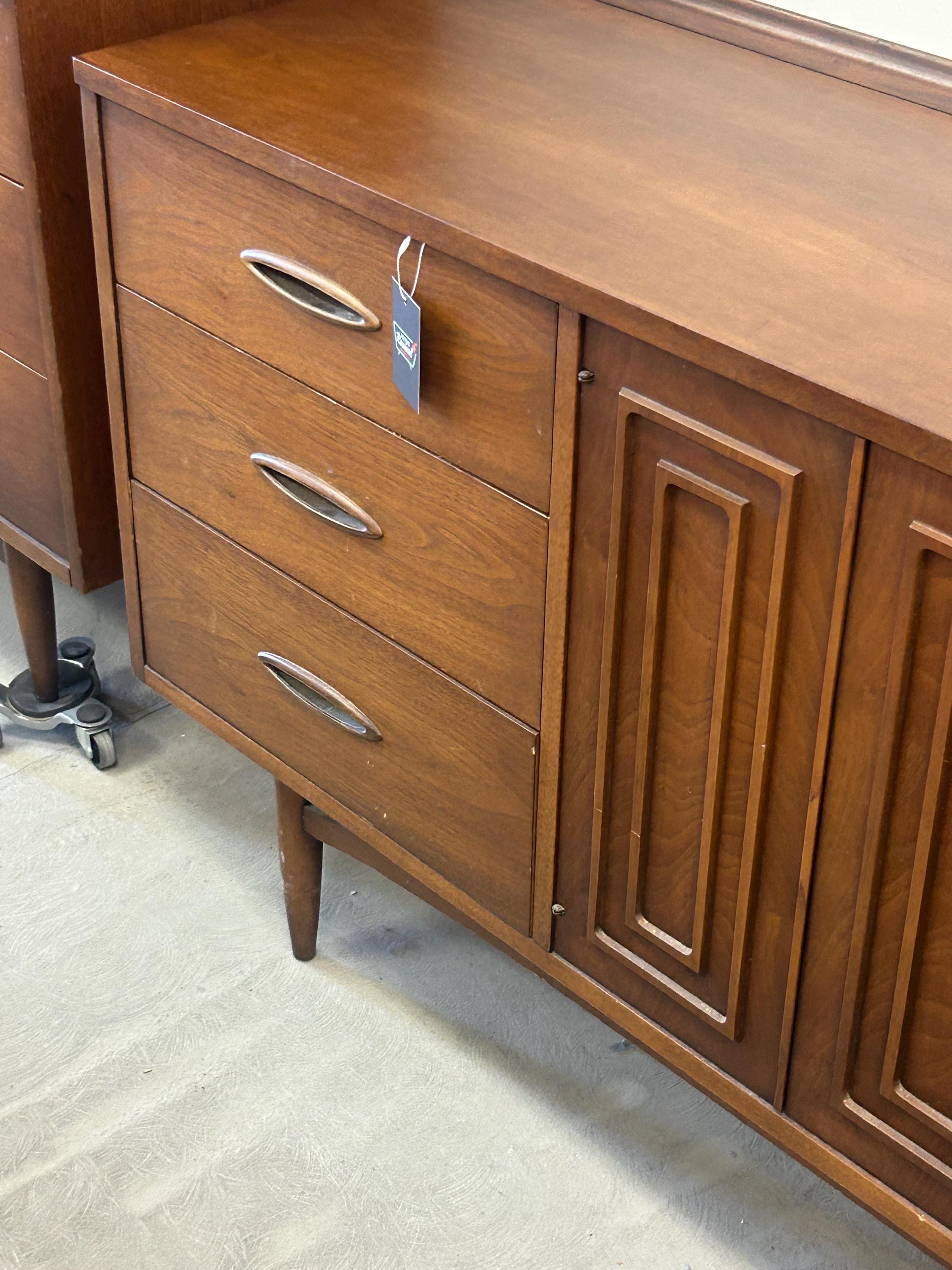 Broyhill Sculptra Lowboy Dresser - Mid Century Modern - Vintage