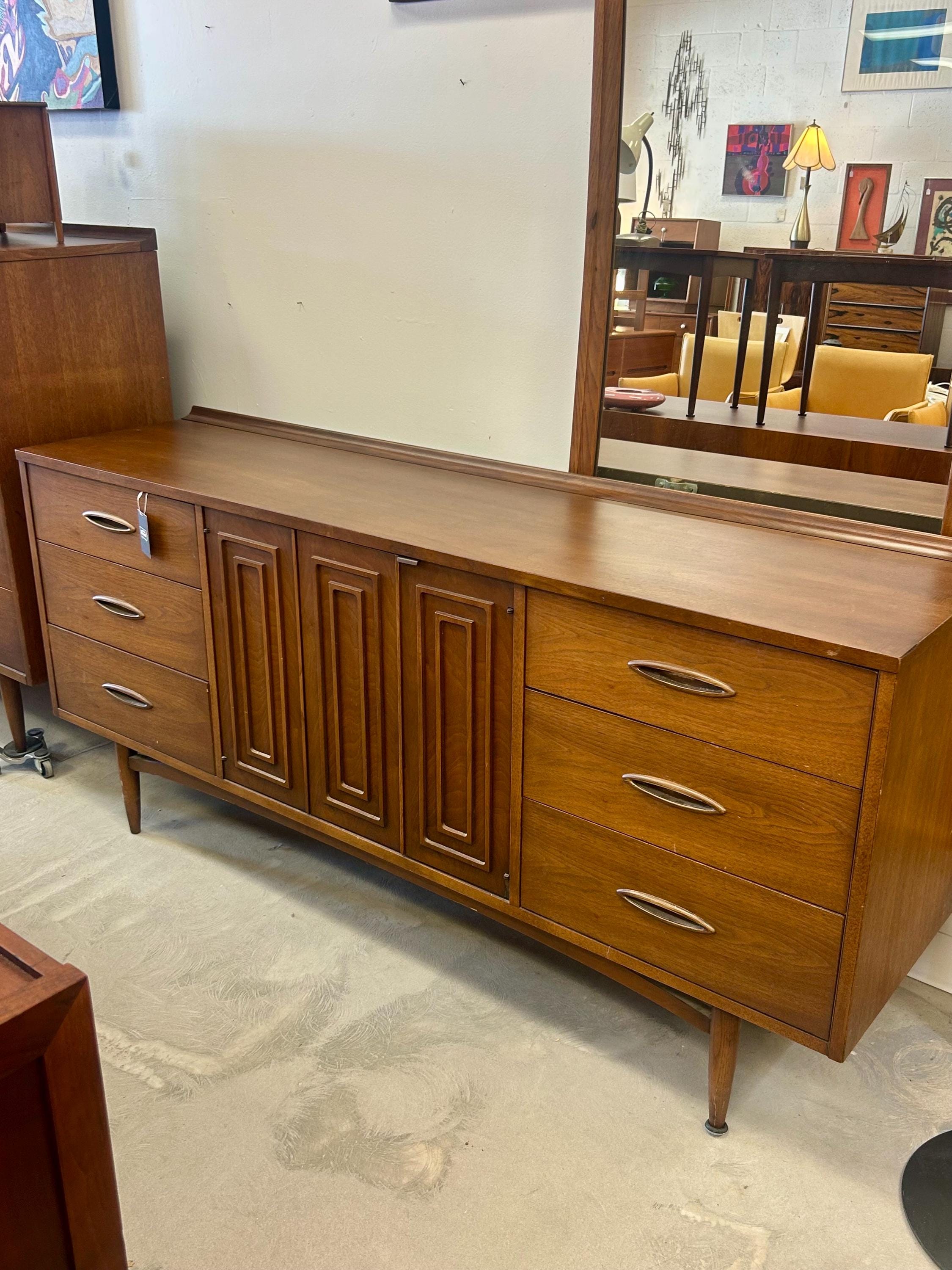 Broyhill Sculptra Lowboy Dresser - Mid Century Modern - Vintage