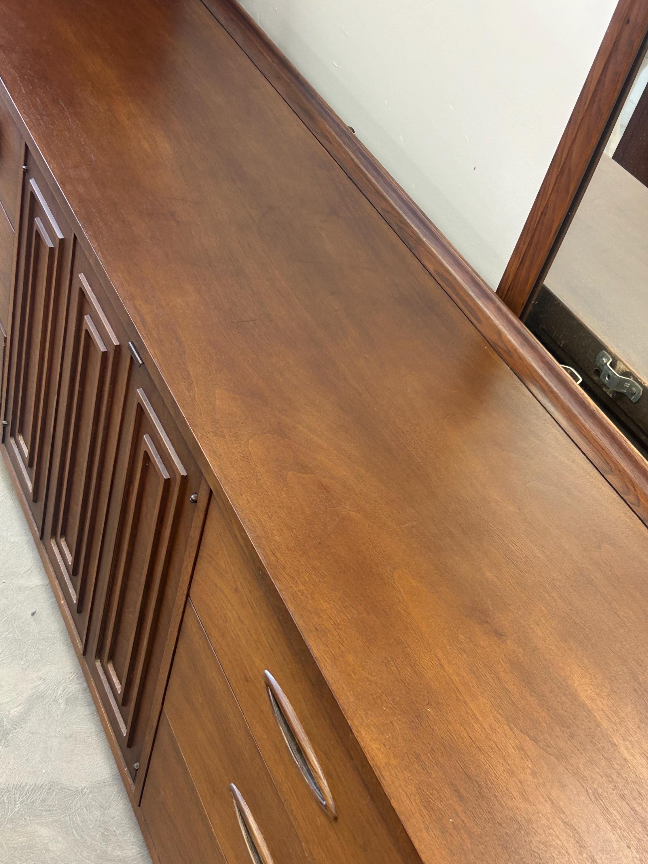 Broyhill Sculptra Lowboy Dresser - Mid Century Modern - Vintage
