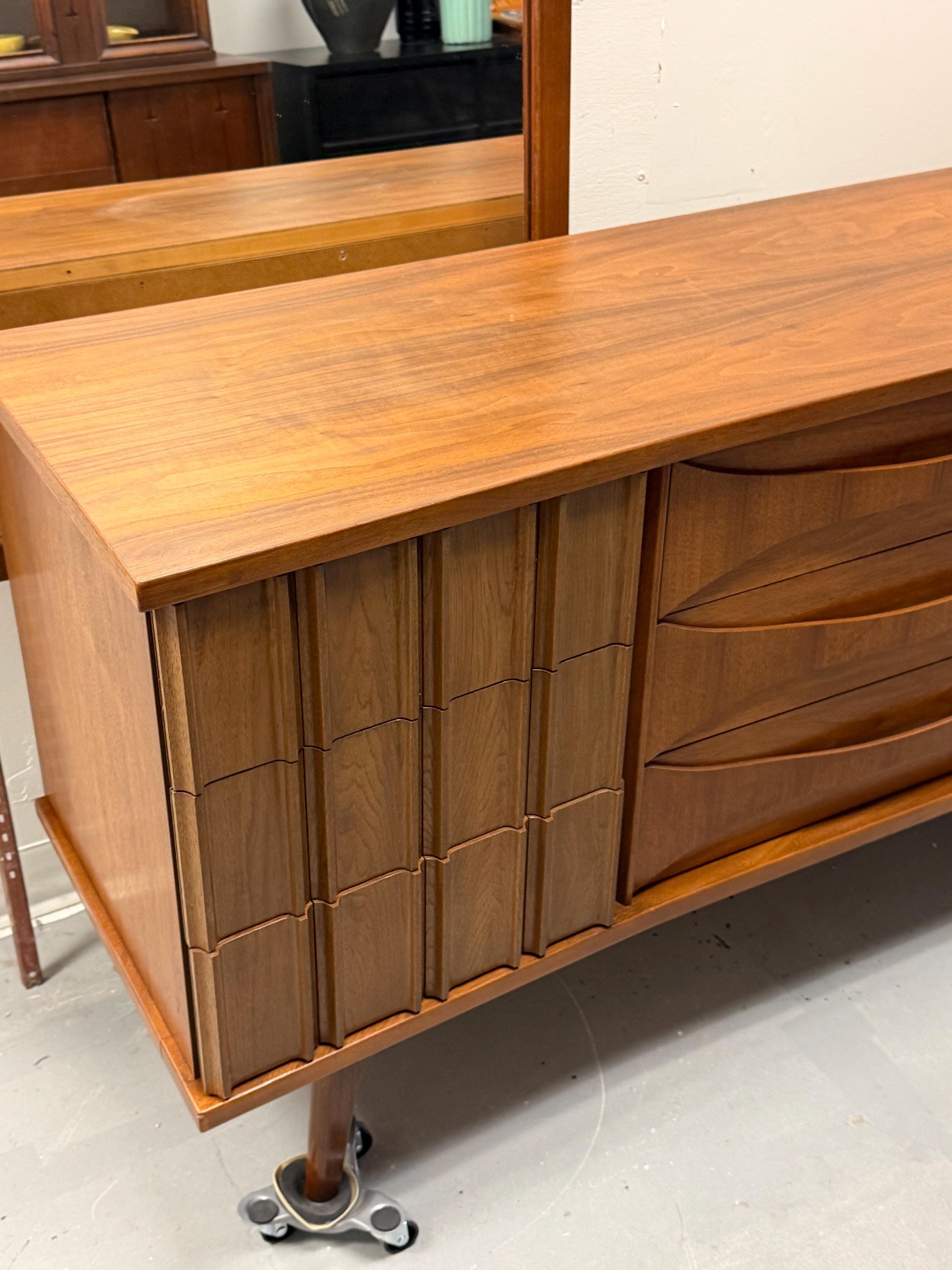 Mid Century Modern Vintage United Furniture Lowboy Dresser